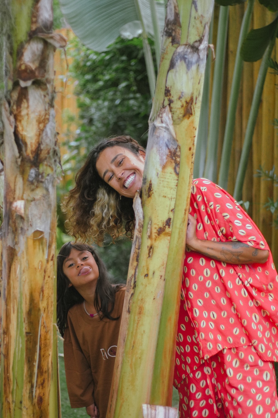 Mar e filha em meio ao verde usando peças da Átame
