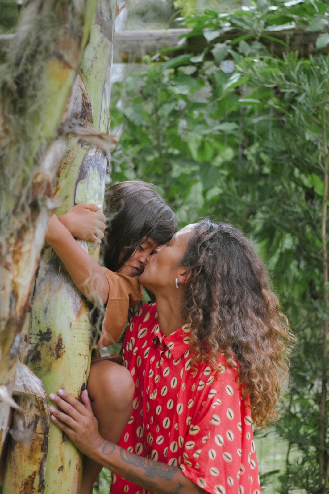 Mar abraçando a filha em uma cena externa da campanha