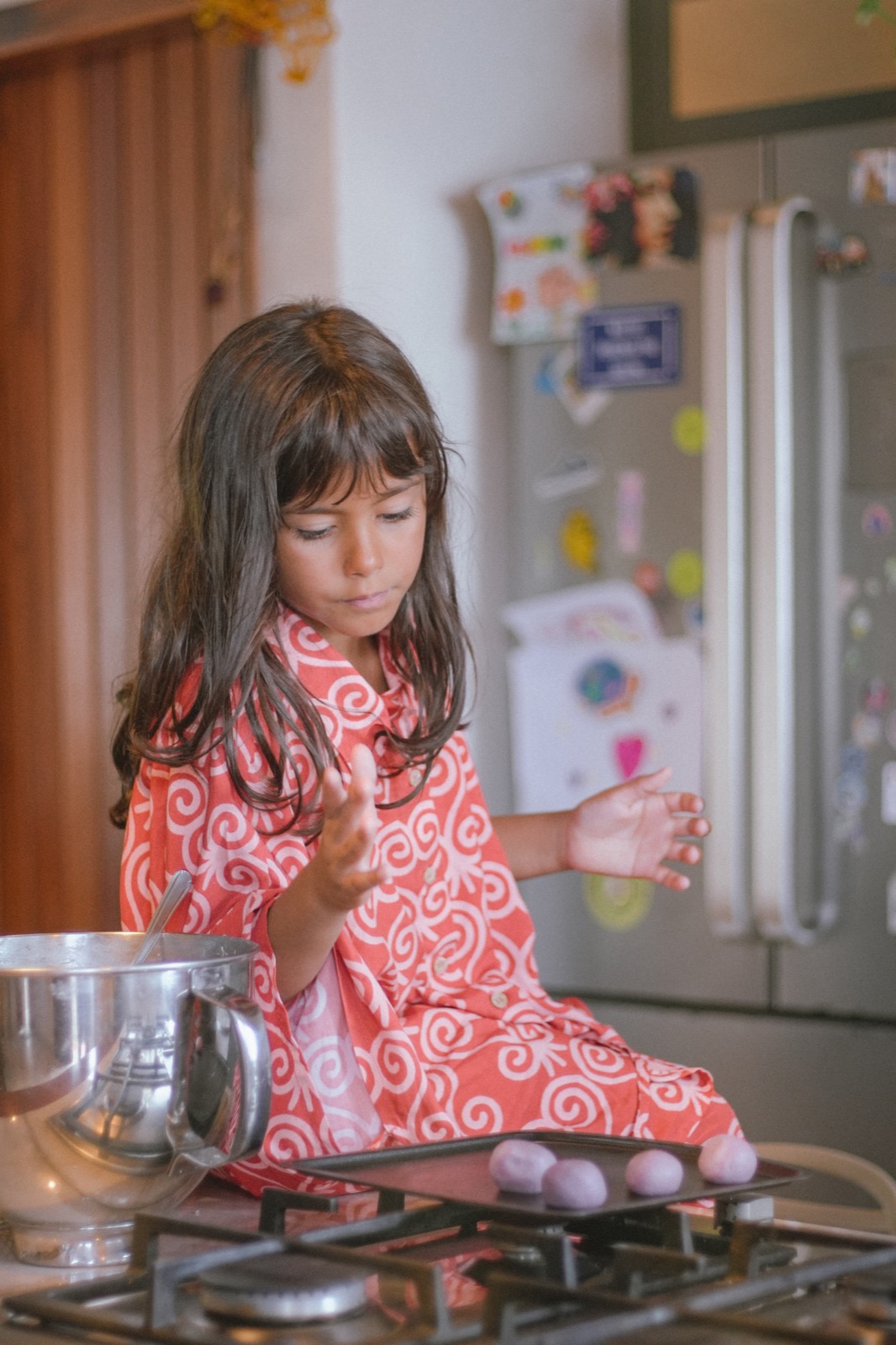 Criança usando uma peça da Átame em uma cena de cozinha