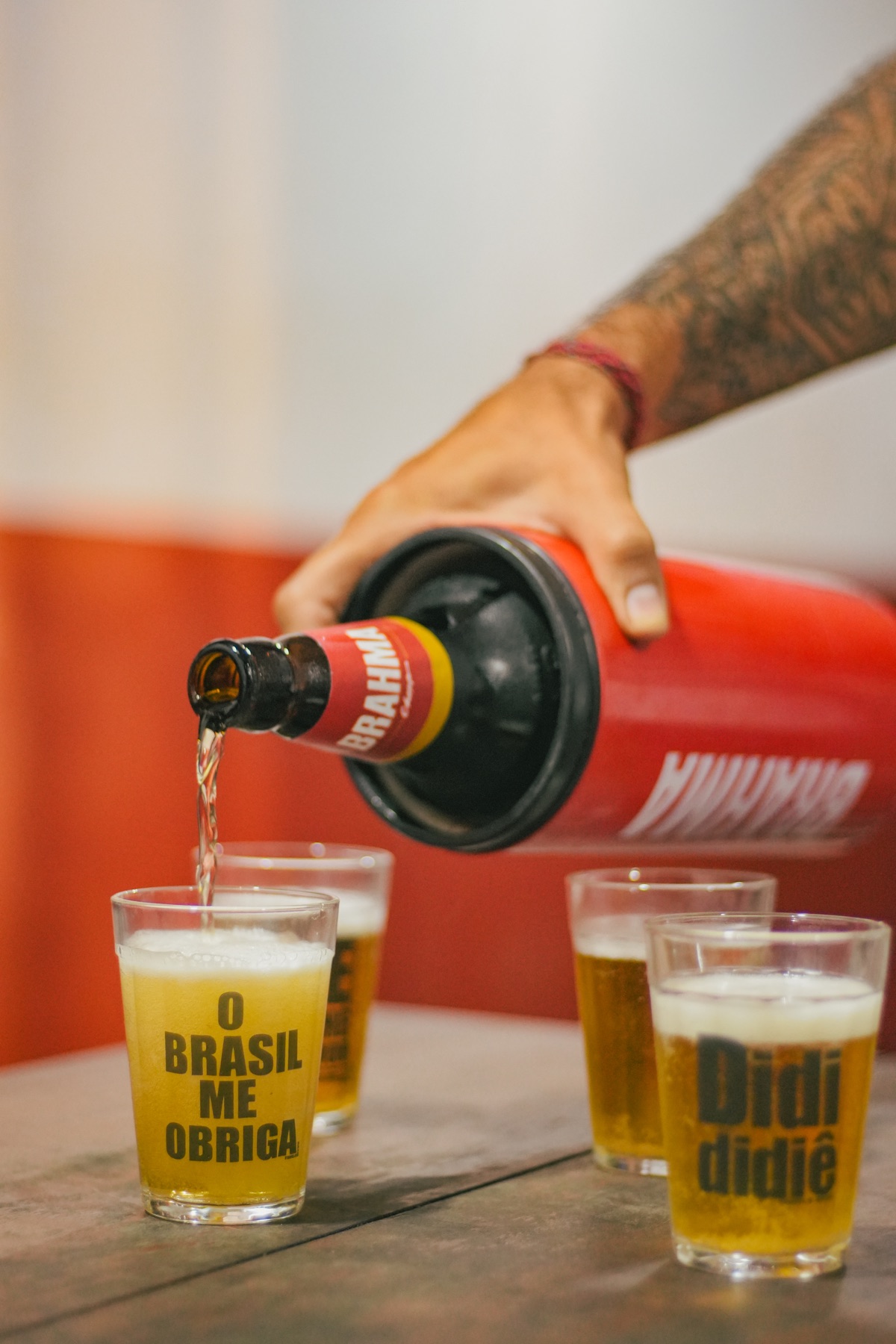 Foto da campanha Átame com casal e bar popular