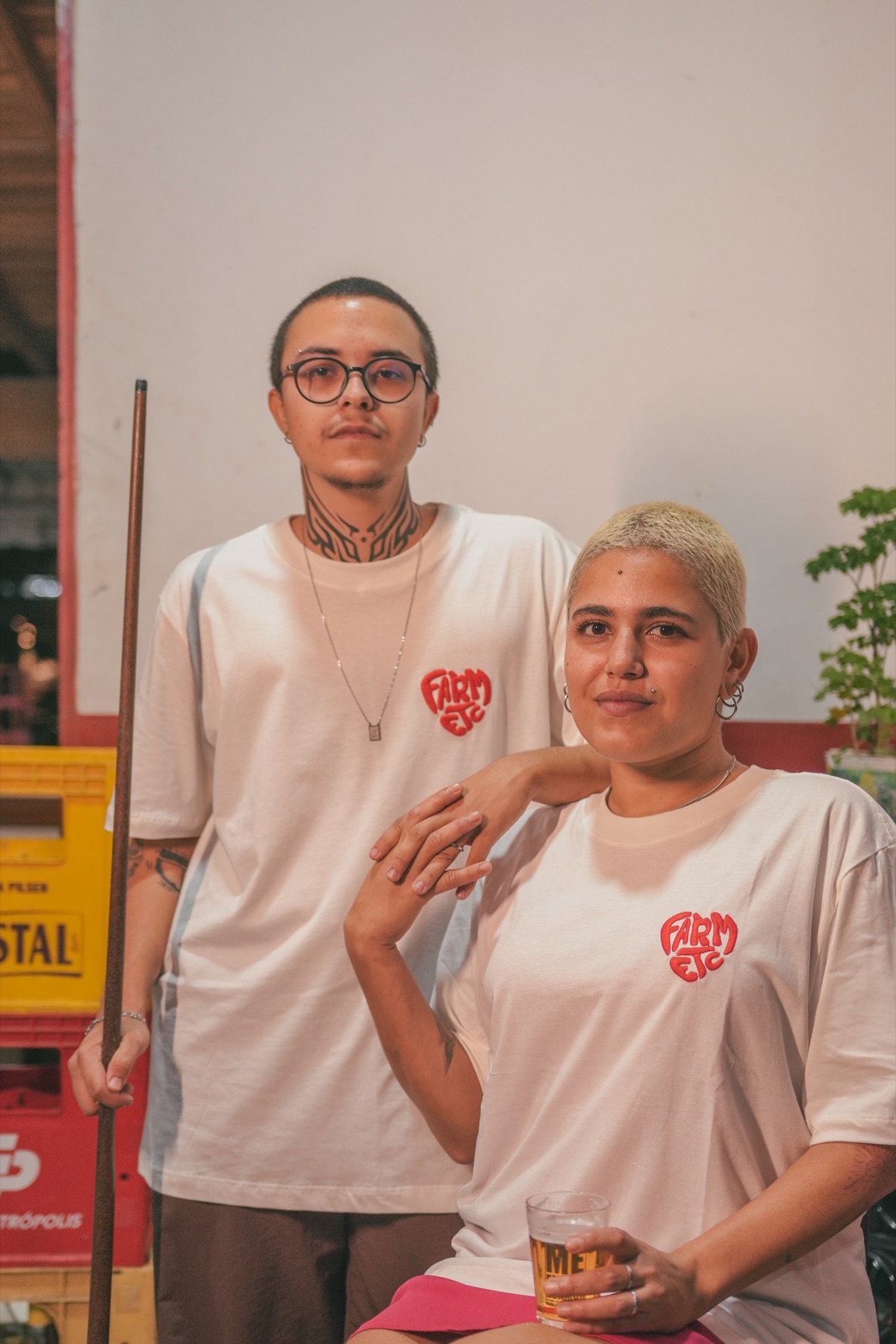 Foto da campanha Átame com detalhe de roupa e presença