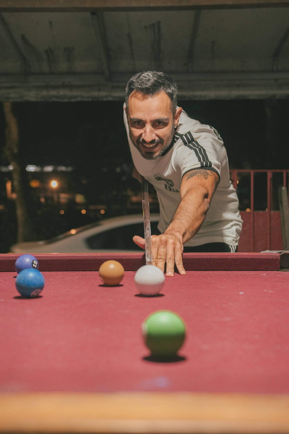 Foto da campanha Átame com cena afetiva em Paraty